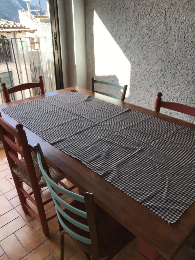 Hostal Casiano Camarasa Bagian luar foto