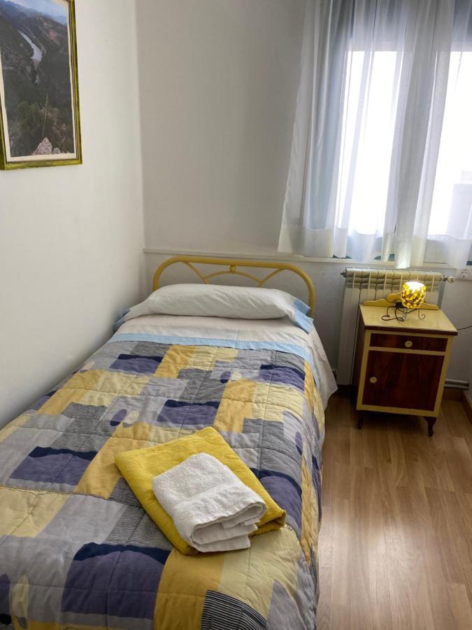 Hostal Casiano Camarasa Bagian luar foto